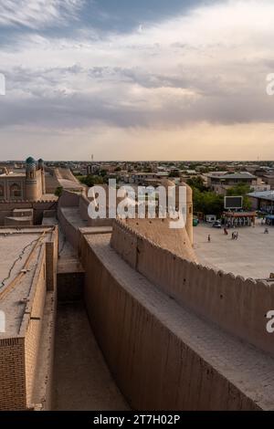 Porte ouest, porte père, ichon qala, Khiva, Ouzbékistan. Photo de coucher de soleil prise depuis le mur de la ville Banque D'Images