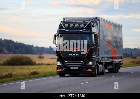 Semi-remorque MAN Truck personnalisée de Stengel LT transporte des marchandises le long de l'autoroute dans le sud de la Finlande tôt le matin d'automne. Salo, Finlande. 23 septembre 2022 Banque D'Images