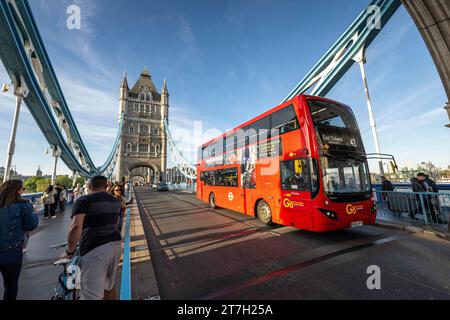 Le bus à impériale rouge passe sur Tower Bridge à Londres, en Grande-Bretagne Banque D'Images