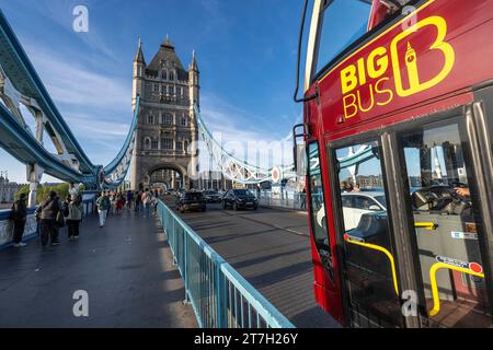 Le bus à impériale rouge passe sur Tower Bridge à Londres, en Grande-Bretagne Banque D'Images