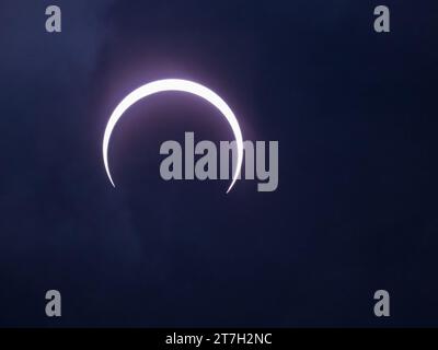 Résolution de l'éclipse annulaire du soleil par la lune avec de minces nuages devant le soleil. Photographié le 14 octobre 2023 à Beeville, Texas. Banque D'Images