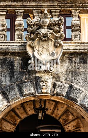 Palais Bujovic du 17e siècle maintenant un musée, ancien centre maritime Perast avec ses magnifiques bâtiments et deux îles au large de la côte, Monten Banque D'Images