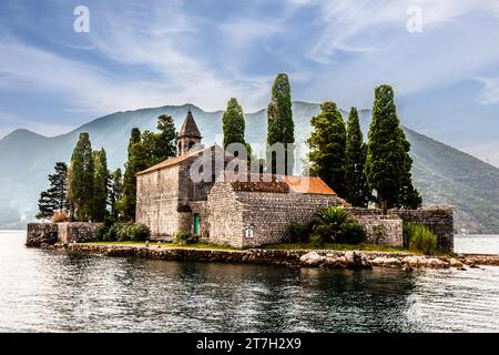 L'ancien centre maritime de Perast, avec la belle île au large de Sveti Dorde, St.. George, dans la baie de Kotor, Monténégro, Perast Banque D'Images