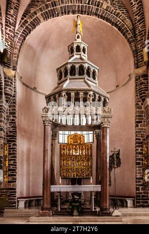 Autel d'argent avec le Ciborium, cathédrale St Tryphon, œuvre romane avec des éléments de l'architecture byzantine, ville médiévale de Kotor avec des torsions Banque D'Images