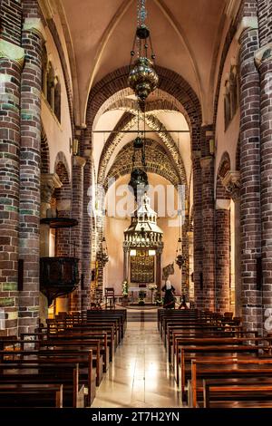 Autel d'argent avec le Ciborium, cathédrale St Tryphon, œuvre romane avec des éléments de l'architecture byzantine, ville médiévale de Kotor avec des torsions Banque D'Images