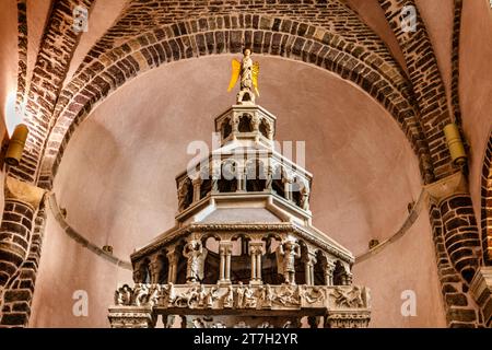 Autel d'argent avec le Ciborium, cathédrale St Tryphon, œuvre romane avec des éléments de l'architecture byzantine, ville médiévale de Kotor avec des torsions Banque D'Images