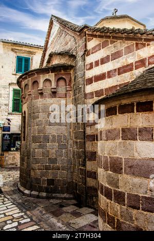 Église de St Luka, Crkva Svetog éclosent à partir de 1195, derrière elle St Spiridon, ville médiévale de Kotor avec des ruelles sinueuses, riches en sites historiques Banque D'Images