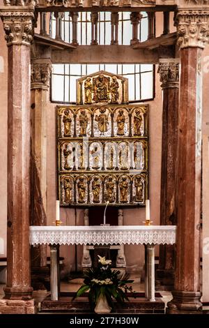 Autel d'argent avec le Ciborium, cathédrale St Tryphon, œuvre romane avec des éléments de l'architecture byzantine, ville médiévale de Kotor avec des torsions Banque D'Images