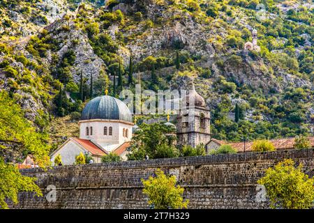 Mur de forteresse avec église Saint-Nicolas, ville médiévale de Kotor avec ruelles sinueuses, riche en sites historiques, Monténégro, Kotor, Monténégro Banque D'Images