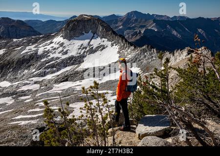 OR02737-00...OREGON - randonnée surplombant le bassin du lac Glacier depuis le sommet d'Eagle Cap dans la nature sauvage d'Eagle Cap. Banque D'Images