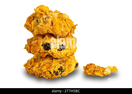 Pile de délicieux biscuits croustillants faits maison de flocons de maïs isolés sur fond blanc avec chemin de détourage. Banque D'Images