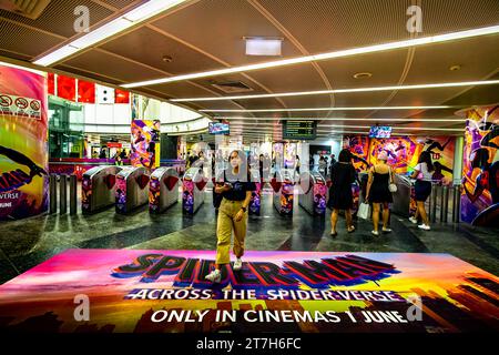 Passagers entrant et sortant des portes automatiques de collecte des tarifs à la station Orchard MRT, Singapour. Banque D'Images