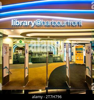 Bibliothèque à Harbourfront dans le centre commercial VivoCity près de l'île de Sentosa, Singapour. Banque D'Images