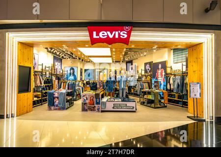 Levi's Store dans le centre commercial VivoCity près de l'île de Sentosa, Singapour. Banque D'Images