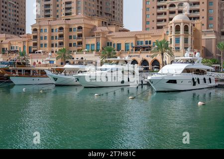 Doha, Qatar - 11 novembre 2023 : la Perle à Doha. Vue sur la Marina et les bâtiments résidentiels à Porto Arabia Pearl Qatar Banque D'Images