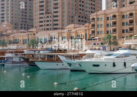 Doha, Qatar - 11 novembre 2023 : la Perle à Doha. Vue sur la Marina et les bâtiments résidentiels à Porto Arabia Pearl Qatar Banque D'Images