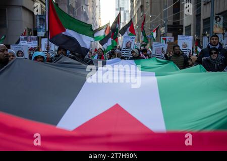 Des milliers de pro-palestiniens défilent dans les rues de Toronto, exigeant un cessez-le-feu à Gaza. Banque D'Images