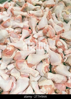 Pilons de poulet frais dans un magasin Banque D'Images