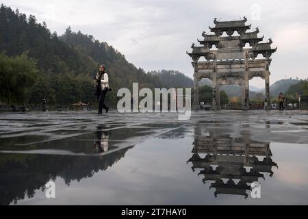 Yixian, province chinoise d'Anhui. 16 novembre 2023. Les gens visitent le village de Xidi dans le comté de Yixian, province de l'Anhui dans l'est de la Chine, le 16 novembre 2023. Crédit : Zhang Haofu/Xinhua/Alamy Live News Banque D'Images