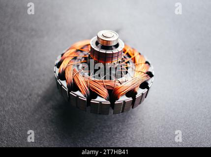 Gros plan du vieux rotor avec fil de cuivre du moteur électrique de voiture , concept de pièces de voiture Banque D'Images