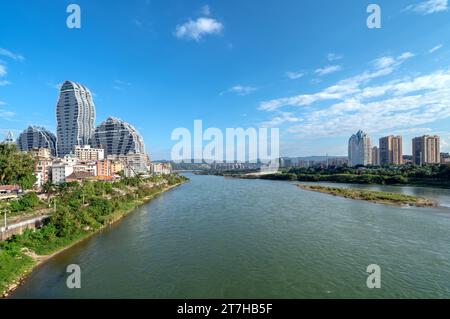 Rivière Lancang et bâtiments des deux côtés, paysage urbain de Xishuangbanna, Yunnan, Chine. Banque D'Images