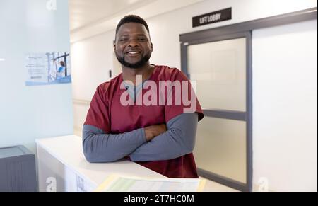 Portrait d'un heureux médecin afro-américain en accueil hospitalier Banque D'Images