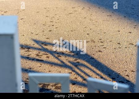 Ombre d'une personne debout sur un trottoir Banque D'Images