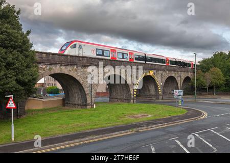 Transport pour le pays de Galles classe 231 Stadler FLIRT DMU train 231008 traversant le viaduc de Pontlottyn, dans la vallée de Rhymney, au sud du pays de Galles, au Royaume-Uni Banque D'Images