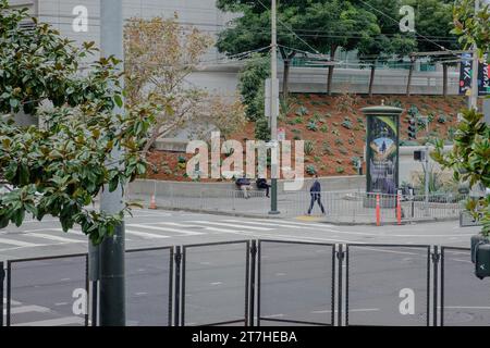 San Francisco, Californie, États-Unis. 15 novembre 2023. Le deuxième jour du Sommet de l'APEC, un officier de la California Highway Patrol et un sergent de la police de San Francisco se couchent dans la zone contrôlée par le Sommet de l'APEC. Les restrictions et les fermetures de circulation ont entraîné un calme étrange dans Market St. et South of Market District tandis que le président Joe Biden a rencontré Xi Jinping, président de la République populaire de Chine, à San Francisco le mercredi 15 novembre. (Image de crédit : © J. Matt/ZUMA Press Wire) USAGE ÉDITORIAL SEULEMENT! Non destiné à UN USAGE commercial ! Banque D'Images