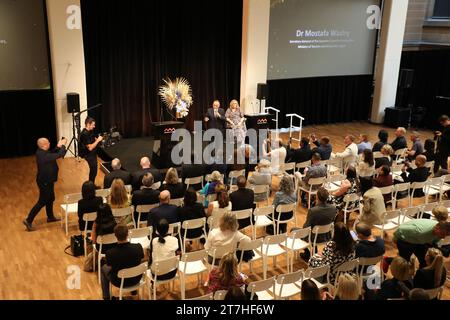 Sydney, Australie. 16 novembre 2023. Avant-première de l'exposition Ramsès & The Gold of the Pharaons au Musée australien, qui présente 182 objets inestimables, dont le sarcophage de Ramsès II - l'un des cercueils royaux les plus rares et les plus impressionnants de l'Égypte antique jamais découverts. Musée australien, Hintze Hall. 1 William Street, cnr College St, Sydney. Crédit : Richard Milnes/Alamy Live News Banque D'Images