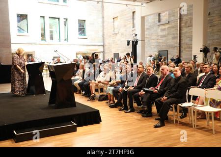 Sydney, Australie. 16 novembre 2023. Avant-première de l'exposition Ramsès & The Gold of the Pharaons au Musée australien, qui présente 182 objets inestimables, dont le sarcophage de Ramsès II - l'un des cercueils royaux les plus rares et les plus impressionnants de l'Égypte antique jamais découverts. Musée australien, Hintze Hall. 1 William Street, cnr College St, Sydney. Crédit : Richard Milnes/Alamy Live News Banque D'Images