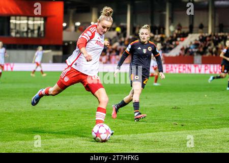 Munich, Allemagne. 15 novembre 2023. Football, femmes : Ligue des Champions, Bayern Munich - AS Roma, phase de groupes, groupe C, jour de match 1, FC Bayern Campus. Lina Magull du FC Bayern Munich joue le ballon. Crédit : Matthias Balk/dpa/Alamy Live News Banque D'Images