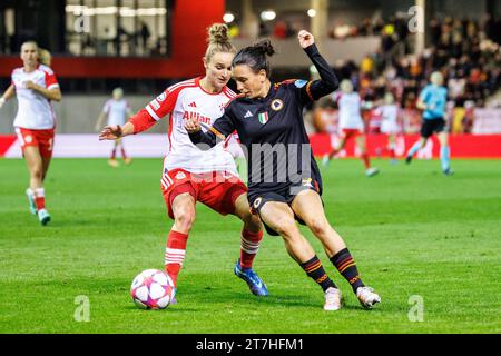 Munich, Allemagne. 15 novembre 2023. Football, femmes : Ligue des Champions, Bayern Munich - AS Roma, phase de groupes, Groupe C, jour de match 1, Campus FC Bayern. Lina Magull du FC Bayern Munich (à gauche) et Lucia Di Guglielmo de L'AS Roma en duel pour le ballon. Crédit : Matthias Balk/dpa/Alamy Live News Banque D'Images