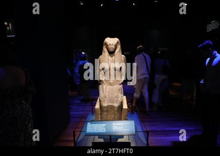 Sydney, Australie. 16 novembre 2023. Avant-première de l'exposition Ramsès & The Gold of the Pharaons au Musée australien, qui présente 182 objets inestimables, dont le sarcophage de Ramsès II - l'un des cercueils royaux les plus rares et les plus impressionnants de l'Égypte antique jamais découverts. Musée australien, Hintze Hall. 1 William Street, cnr College St, Sydney. Photo : statue de la reine Tuya. Crédit : Richard Milnes/Alamy Live News Banque D'Images