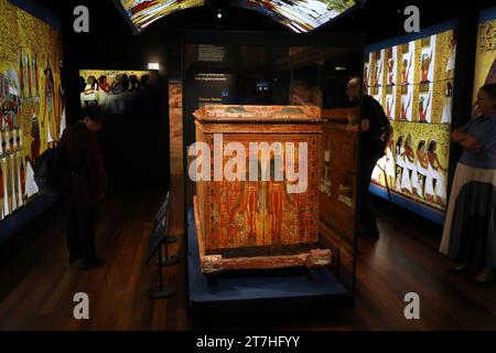 Sydney, Australie. 16 novembre 2023. Avant-première de l'exposition Ramsès & The Gold of the Pharaons au Musée australien, qui présente 182 objets inestimables, dont le sarcophage de Ramsès II - l'un des cercueils royaux les plus rares et les plus impressionnants de l'Égypte antique jamais découverts. Musée australien, Hintze Hall. 1 William Street, cnr College St, Sydney. Photo : Coffin extérieur de Sennedjem, avec couvercle, sur un traîneau en bois. Crédit : Richard Milnes/Alamy Live News Banque D'Images