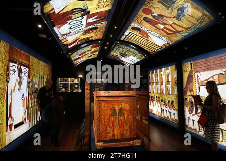 Sydney, Australie. 16 novembre 2023. Avant-première de l'exposition Ramsès & The Gold of the Pharaons au Musée australien, qui présente 182 objets inestimables, dont le sarcophage de Ramsès II - l'un des cercueils royaux les plus rares et les plus impressionnants de l'Égypte antique jamais découverts. Musée australien, Hintze Hall. 1 William Street, cnr College St, Sydney. Photo : Coffin extérieur de Sennedjem, avec couvercle, sur un traîneau en bois. Crédit : Richard Milnes/Alamy Live News Banque D'Images