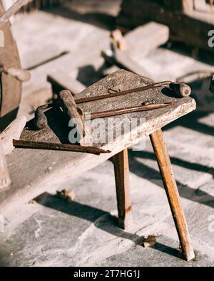 Les outils rouillés sur un banc dans le village de Holloko, au nord de la Hongrie, dans le comté de Nograd Banque D'Images
