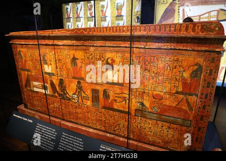 Sydney, Australie. 16 novembre 2023. Avant-première de l'exposition Ramsès & The Gold of the Pharaons au Musée australien, qui présente 182 objets inestimables, dont le sarcophage de Ramsès II - l'un des cercueils royaux les plus rares et les plus impressionnants de l'Égypte antique jamais découverts. Musée australien, Hintze Hall. 1 William Street, cnr College St, Sydney. Photo : Coffin extérieur de Sennedjem, avec couvercle, sur un traîneau en bois. Crédit : Richard Milnes/Alamy Live News Banque D'Images