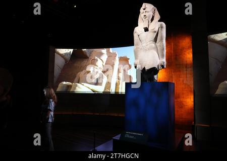 Sydney, Australie. 16 novembre 2023. Avant-première de l'exposition Ramsès & The Gold of the Pharaons au Musée australien, qui présente 182 objets inestimables, dont le sarcophage de Ramsès II - l'un des cercueils royaux les plus rares et les plus impressionnants de l'Égypte antique jamais découverts. Musée australien, Hintze Hall. 1 William Street, cnr College St, Sydney. Crédit : Richard Milnes/Alamy Live News Banque D'Images