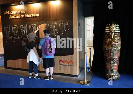 Sydney, Australie. 16 novembre 2023. Avant-première de l'exposition Ramsès & The Gold of the Pharaons au Musée australien, qui présente 182 objets inestimables, dont le sarcophage de Ramsès II - l'un des cercueils royaux les plus rares et les plus impressionnants de l'Égypte antique jamais découverts. Musée australien, Hintze Hall. 1 William Street, cnr College St, Sydney. Crédit : Richard Milnes/Alamy Live News Banque D'Images