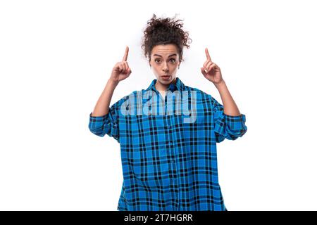 jeune femme européenne sérieuse avec les cheveux bouclés montrant les pouces vers le haut Banque D'Images