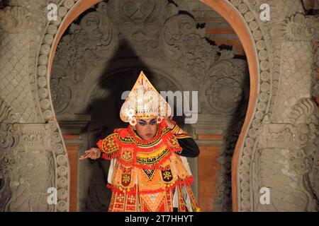 Actrice indonésienne avec des vêtements traditionnels lors d'un spectacle de danse typique barong dans le théâtre Ubud à Bali, Indonésie Banque D'Images