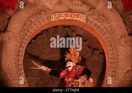 Acteur indonésien masqué avec une robe traditionnelle lors d'un spectacle de danse typique barong dans le théâtre Ubud à Bali, Indonésie Banque D'Images