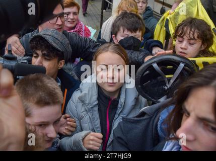 Londres, Royaume-Uni. 15 novembre 2023. GRETA THUNBERG quitte Westminster magistrates court. L’activiste suédois a été arrêté lors d’une manifestation contre les combustibles fossiles devant l’hôtel InterContinental à Mayfair pendant le Forum du renseignement énergétique et accusé d’atteinte à l’ordre public. Crédit : Vuk Valcic/Alamy Live News Banque D'Images