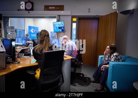 LA HAYE - Nicolien van Vroonhoven (à droite) écoute Pieter Omtzigt, chef du parti NSC, lors de la diffusion de nos radio 1 Journaal. À la veille des élections à la Chambre des représentants, le programme radio reçoit chaque jour un chef de parti. ANP PHIL NIJHUIS netherlands Out - belgique Out Banque D'Images