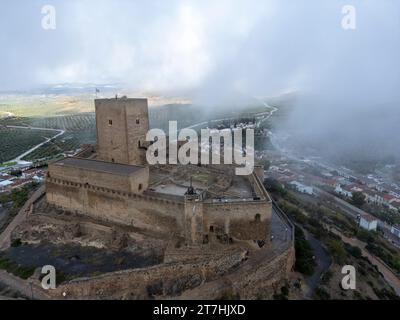 Vue aérienne drone du château d'Alcaudete dans la province de Jaén, Espagne. Banque D'Images