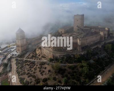 Vue aérienne drone du château d'Alcaudete dans la province de Jaén, Espagne. Banque D'Images