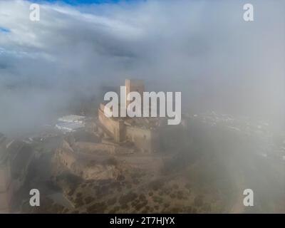 Vue aérienne drone du château d'Alcaudete dans la province de Jaén, Espagne. Banque D'Images