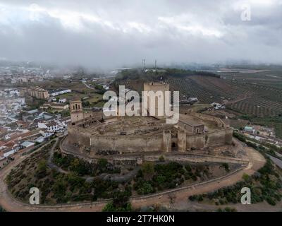 Vue aérienne drone du château d'Alcaudete dans la province de Jaén, Espagne. Banque D'Images