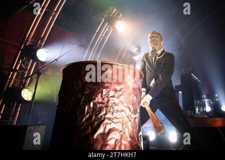 Trondheim, Norvège. 15 novembre 2023. Le groupe de rock norvégien Kaizers Orchestra donne un concert au Byscenen à Trondheim. Ici, le musicien Helge Risa est vu en direct sur scène. (Crédit photo : Gonzales photo/Alamy Live News Banque D'Images